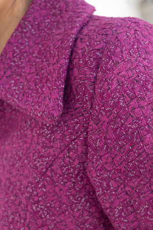 Cuello camisero y hombreras para mejorar la estructura.
